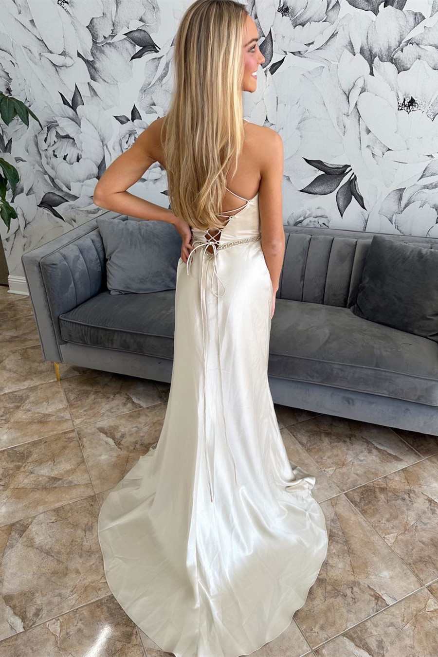 Robe de mariée en satin et dentelle avec ceinture et fronces et fente